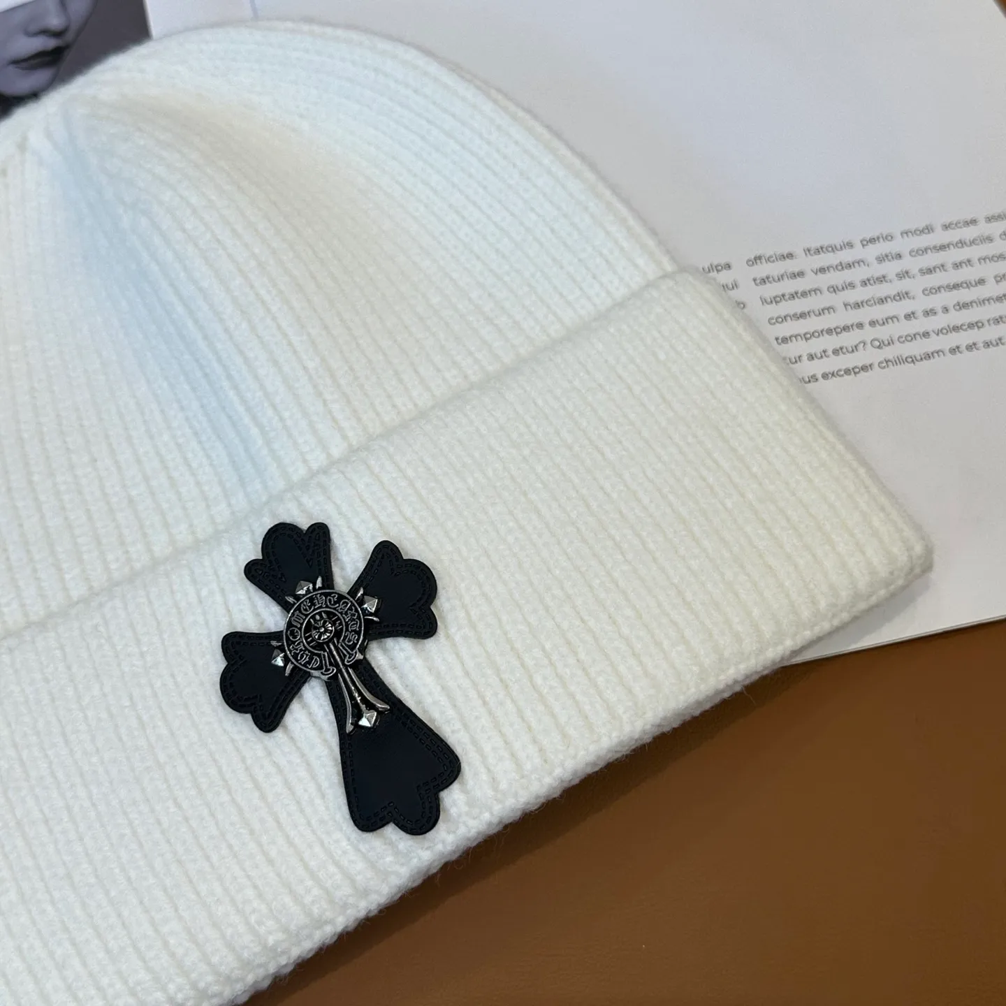 P46 🤍Chrome hearts new autumn and winter cross knitted hat🧶 One of the must-have hats in autumn and winter~ It really looks good on whoever wears it~, it is also a perfect match in black and white and gray in autumn~